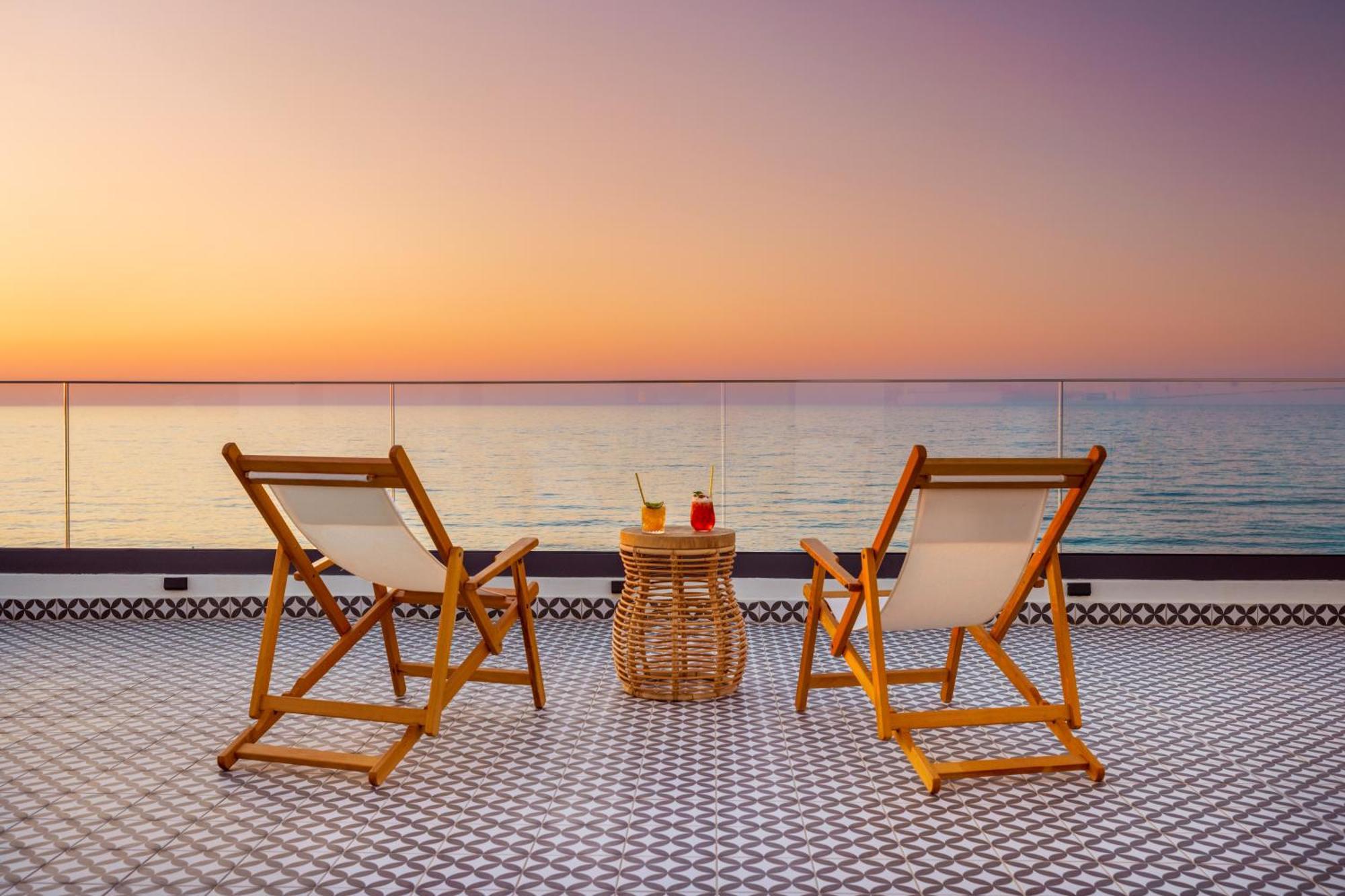 Calla Luxury Seafront Suites Resmo Dış mekan fotoğraf
