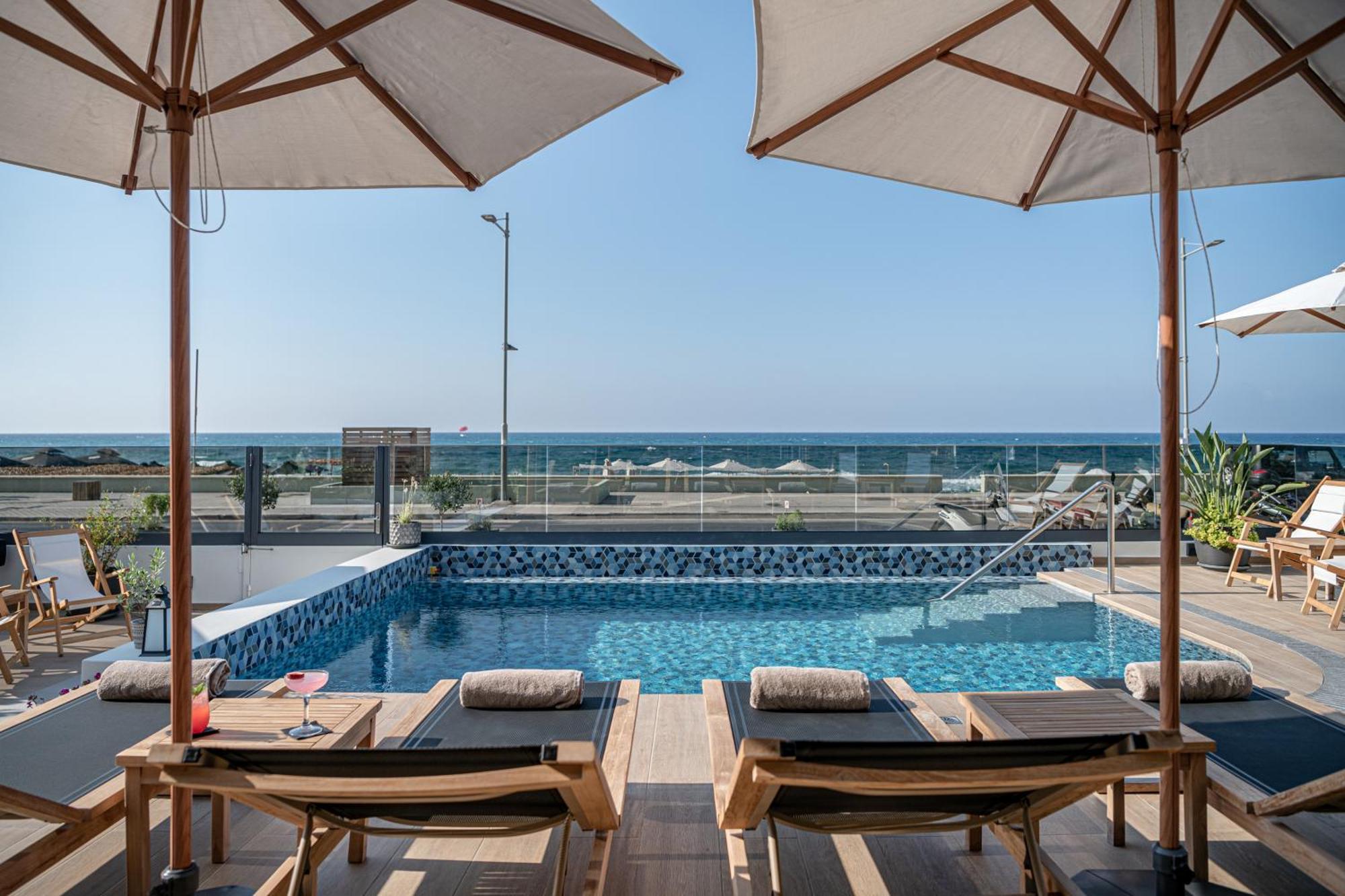 Calla Luxury Seafront Suites Resmo Dış mekan fotoğraf