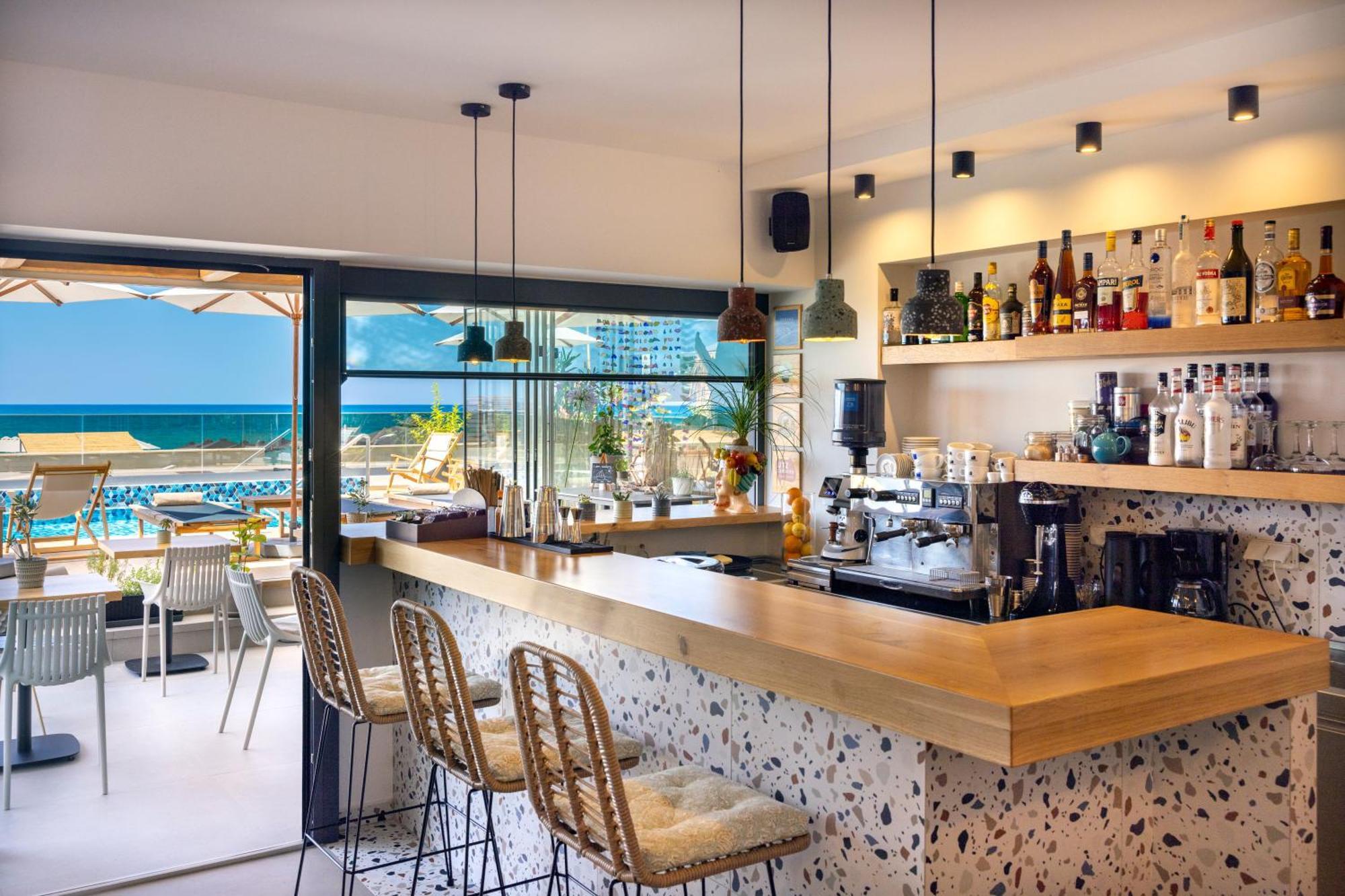 Calla Luxury Seafront Suites Resmo Dış mekan fotoğraf