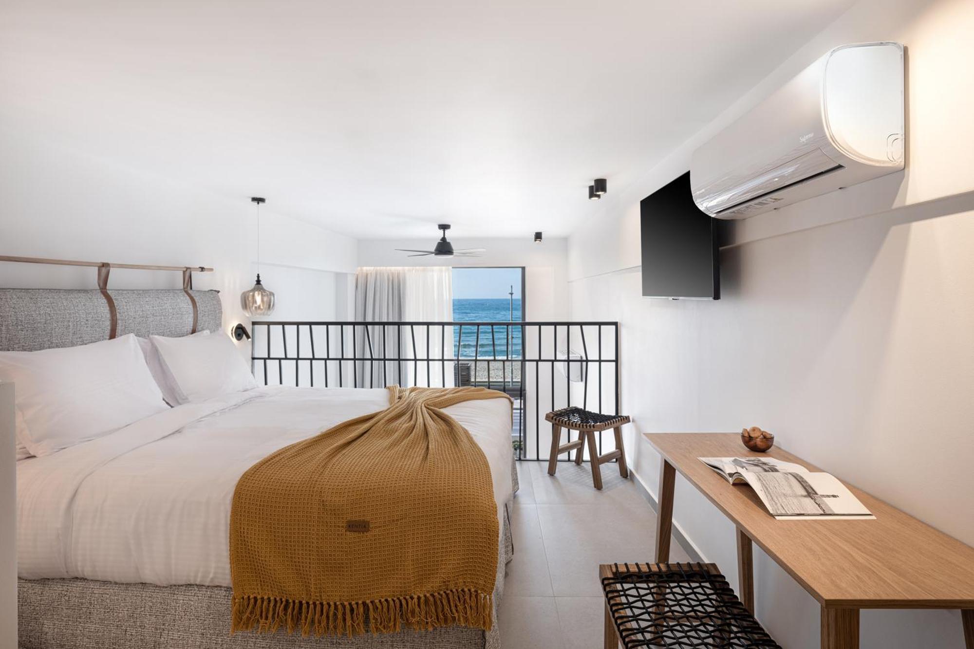 Calla Luxury Seafront Suites Resmo Dış mekan fotoğraf