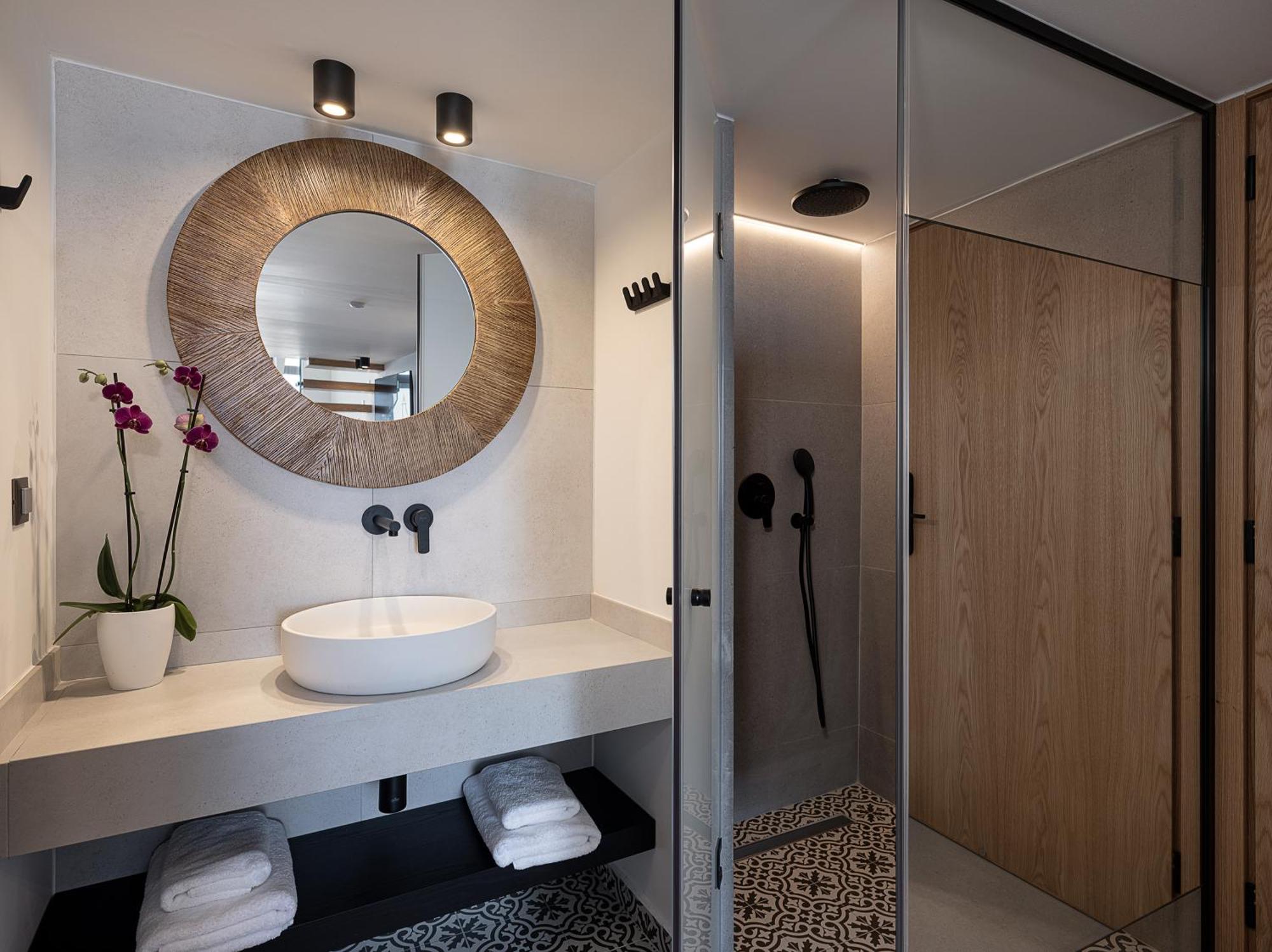 Calla Luxury Seafront Suites Resmo Dış mekan fotoğraf