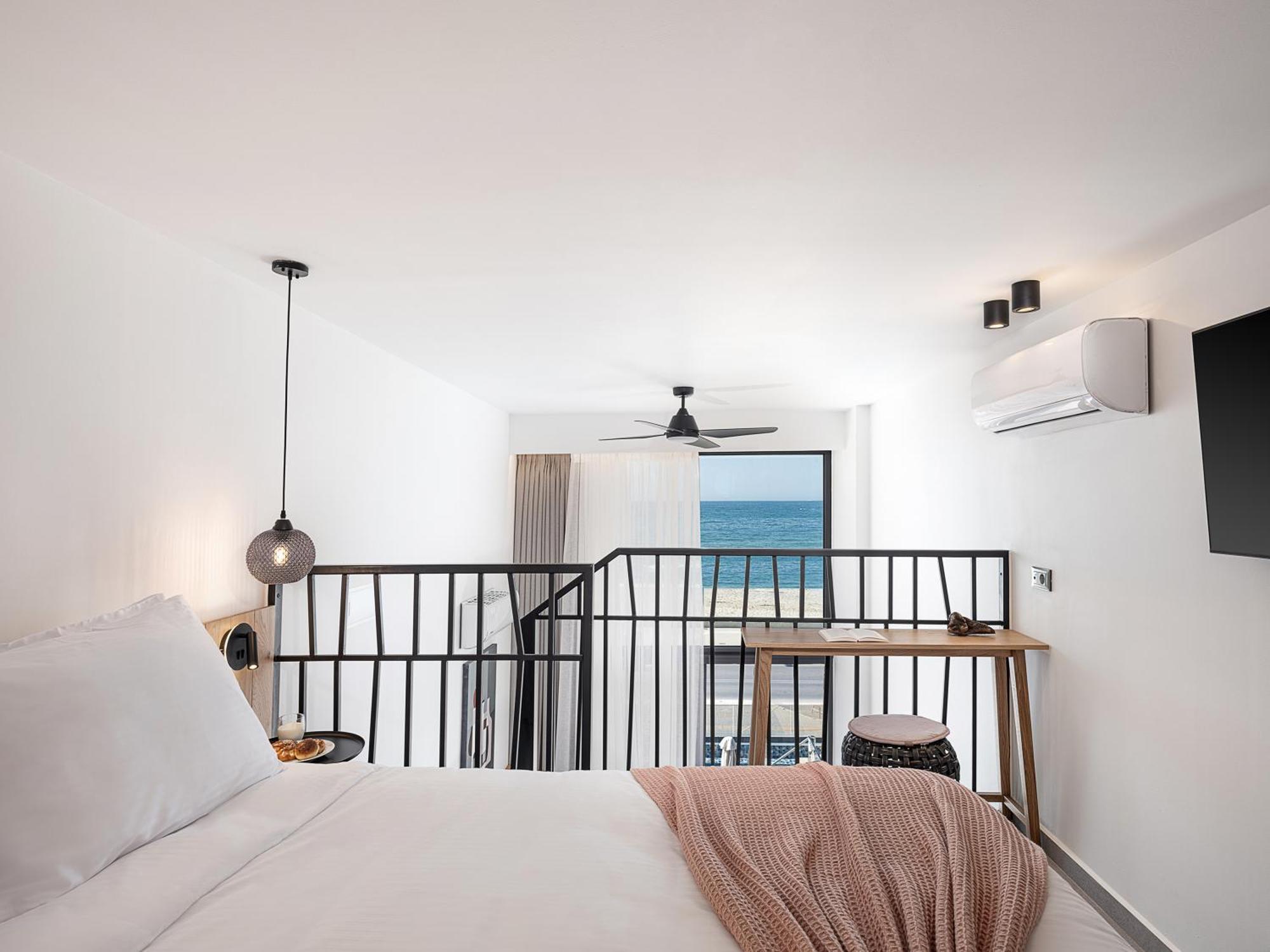 Calla Luxury Seafront Suites Resmo Dış mekan fotoğraf