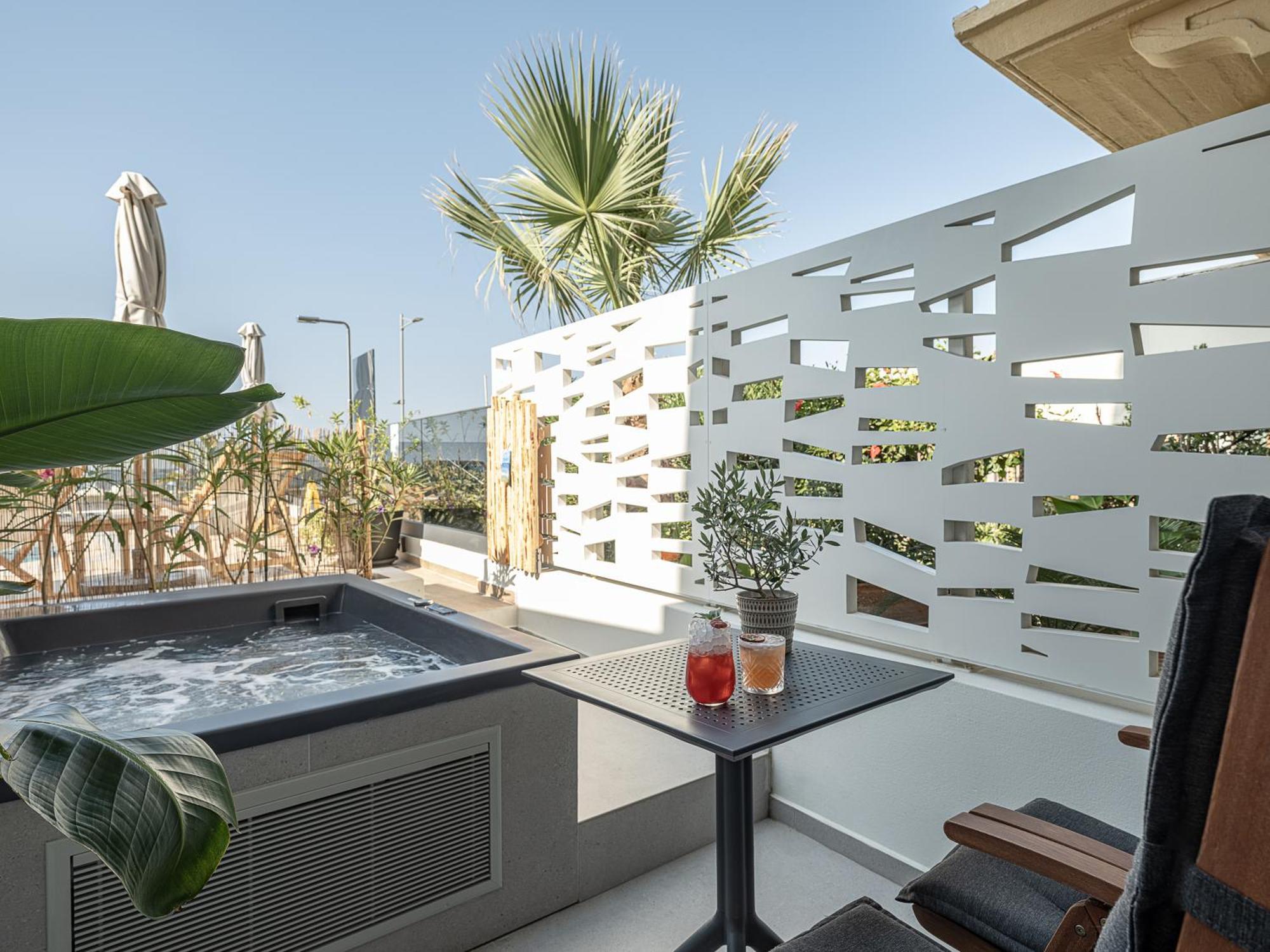 Calla Luxury Seafront Suites Resmo Dış mekan fotoğraf