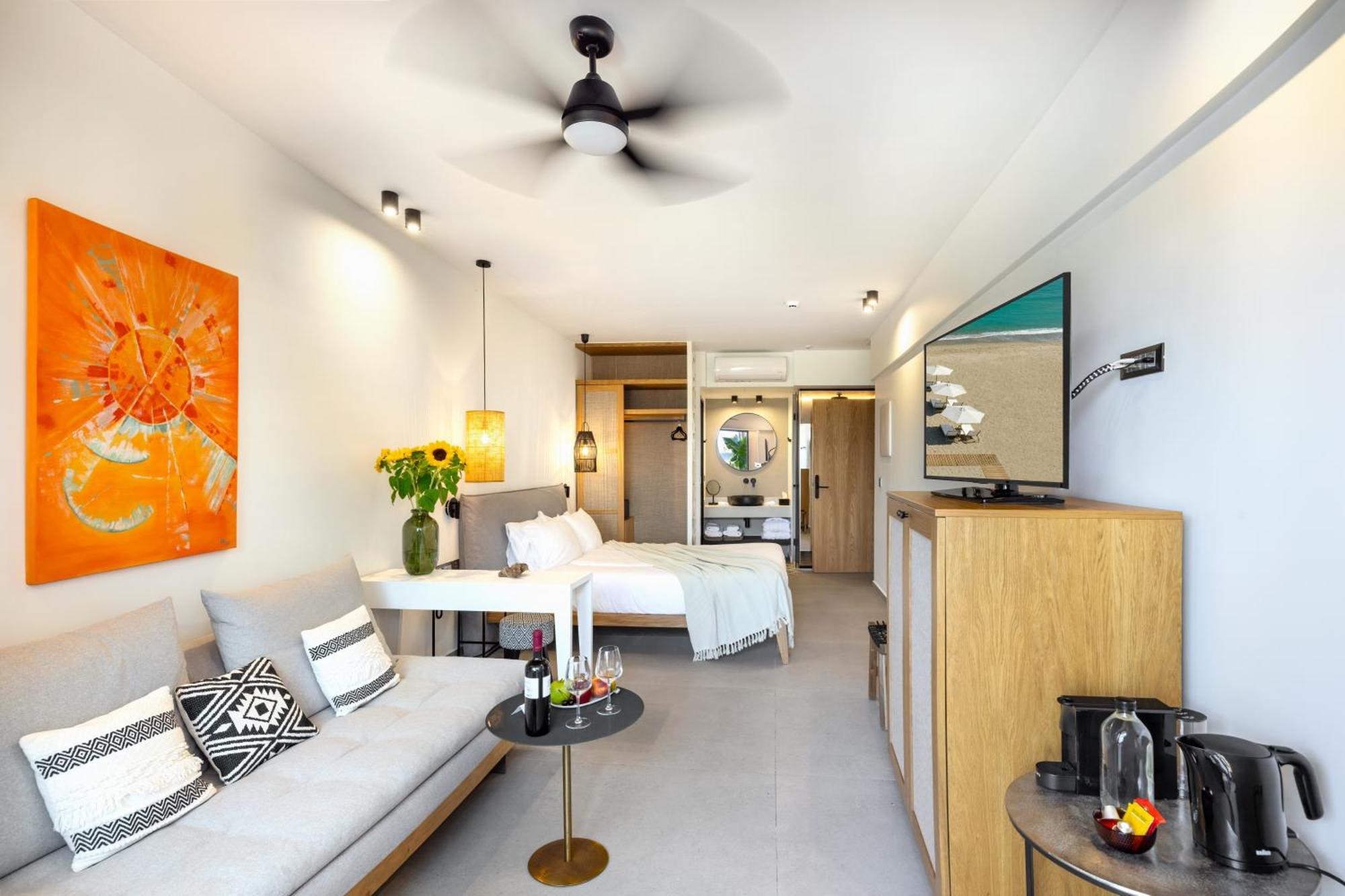 Calla Luxury Seafront Suites Resmo Dış mekan fotoğraf